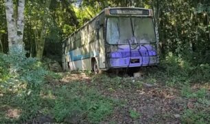 Ônibus de 1983 abandonado com interior intacto chama a atenção no Sul do país