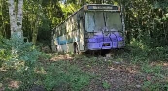 Ônibus de 1983 abandonado com interior intacto chama a atenção no Sul do país