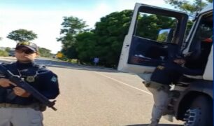 PRF apreende arma de fogo dentro de caminhão na br-153, trecho em Goiás