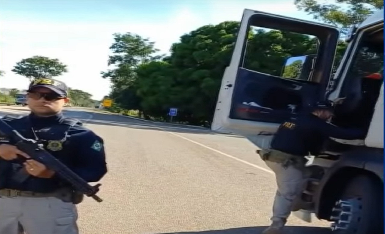 PRF apreende arma de fogo dentro de caminhão na br-153, trecho em Goiás