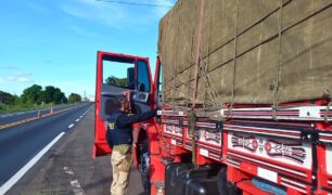 PRF apreende veículos com excesso de carga em Cristianópolis, Sergipe