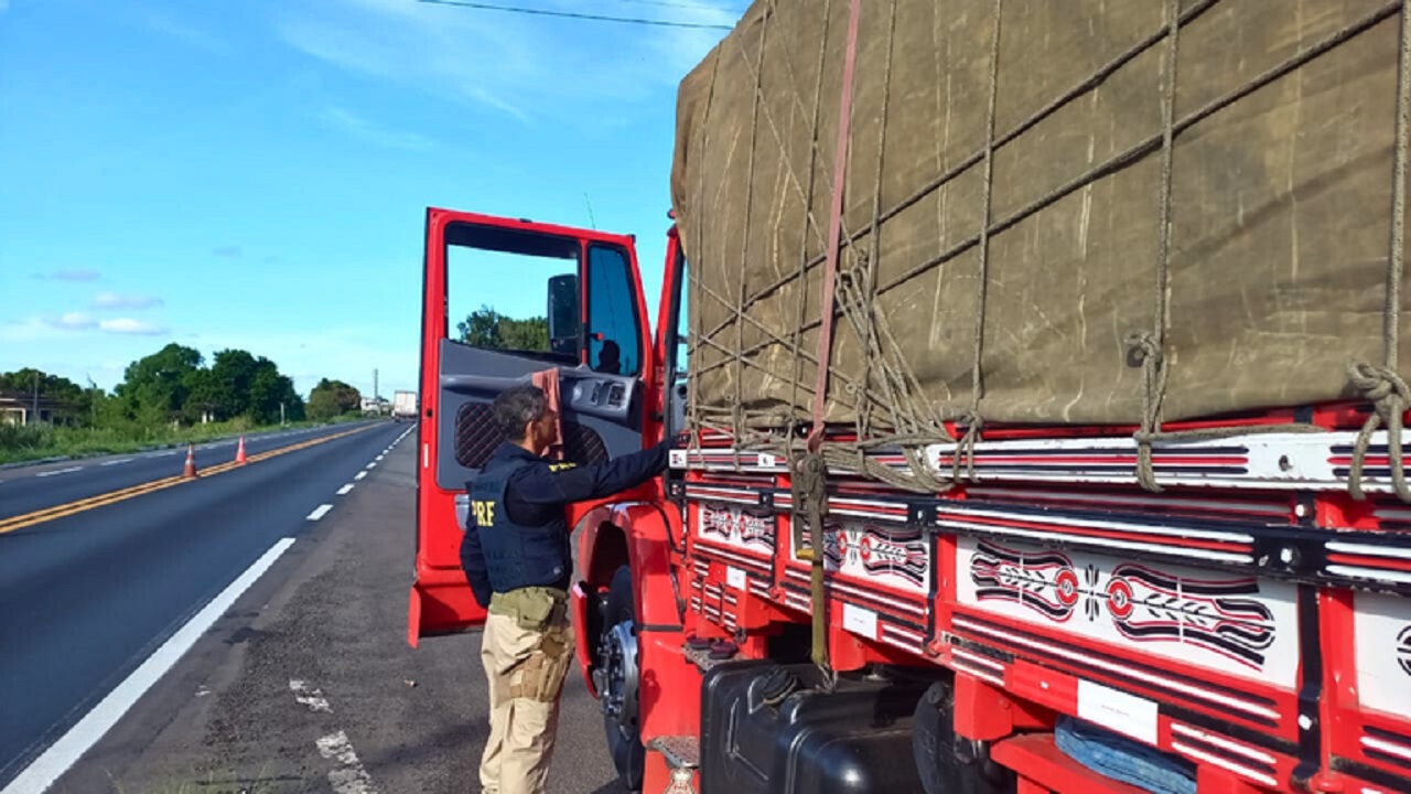 PRF apreende veículos com excesso de carga em Cristianópolis, Sergipe