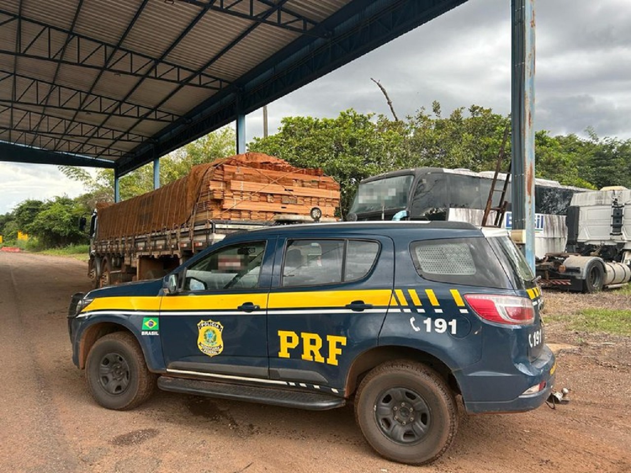 PRF intercepta transporte ilegal de madeira na BR-230