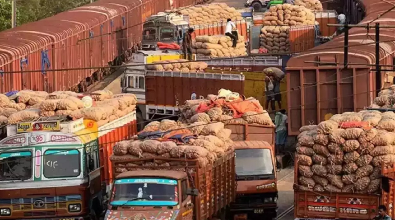 Quebrando barreiras, conheça a primeira caminhoneira a cruzar da Índia para Bangladesh