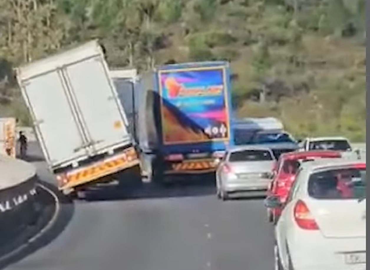 Rajada de vento derruba caminhão na África do Sul