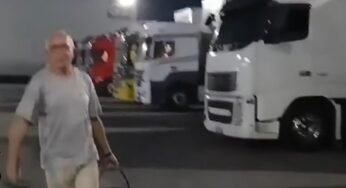 Sem acesso ao banheiro da empresa, caminhoneiro idoso recorre ao balde para tomar banho