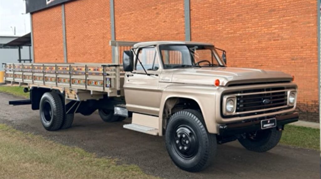 Veja um caminhão Ford à venda totalmente original