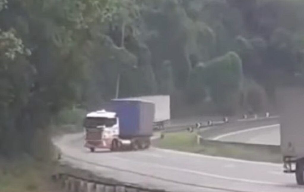 Vídeo: Nunca levante os eixos do caminhão durante a chuva