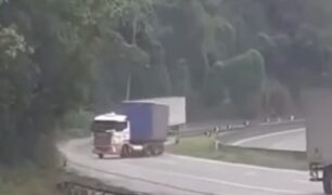 Vídeo: Nunca levante os eixos do caminhão durante a chuva