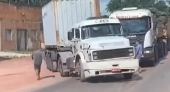 Briga entre caminhoneiros paralisa trânsito em rodovia