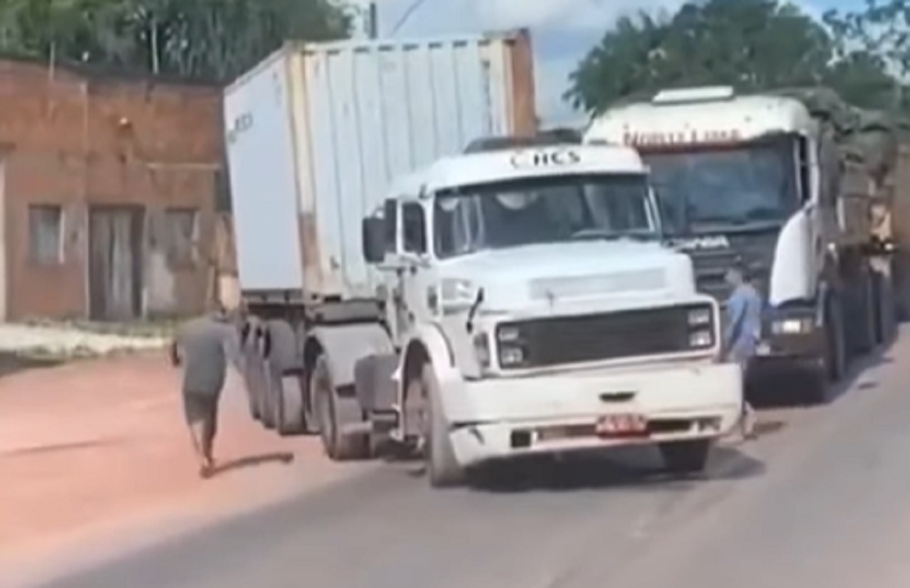 Briga entre caminhoneiros paralisa trânsito em rodovia