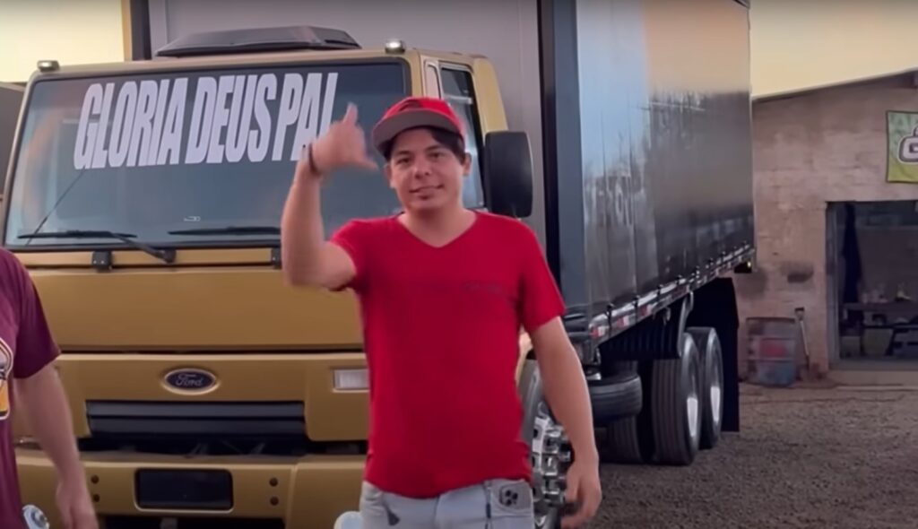 Cabelo Batateiro doa caminhão para ajudar vítimas de enchentes no Rio Grande do Sul