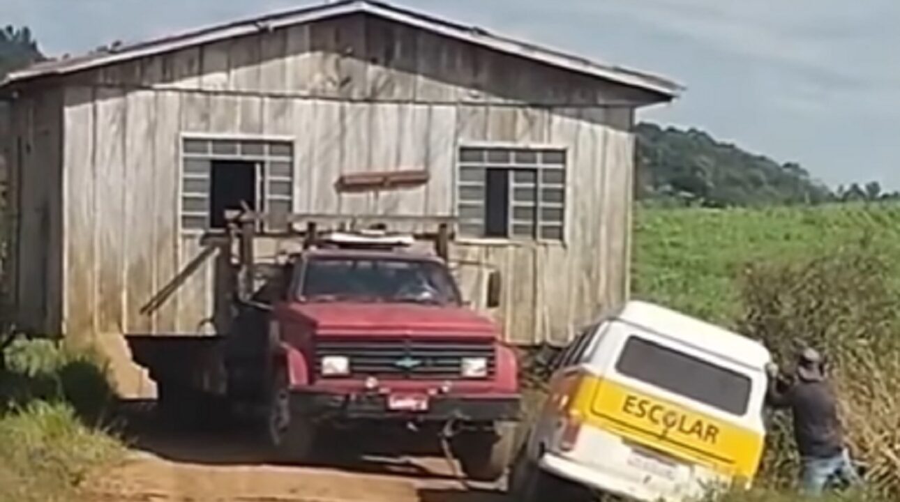 Caminhão antigo impressiona por conseguir levar casa e ainda desatolar Kombi