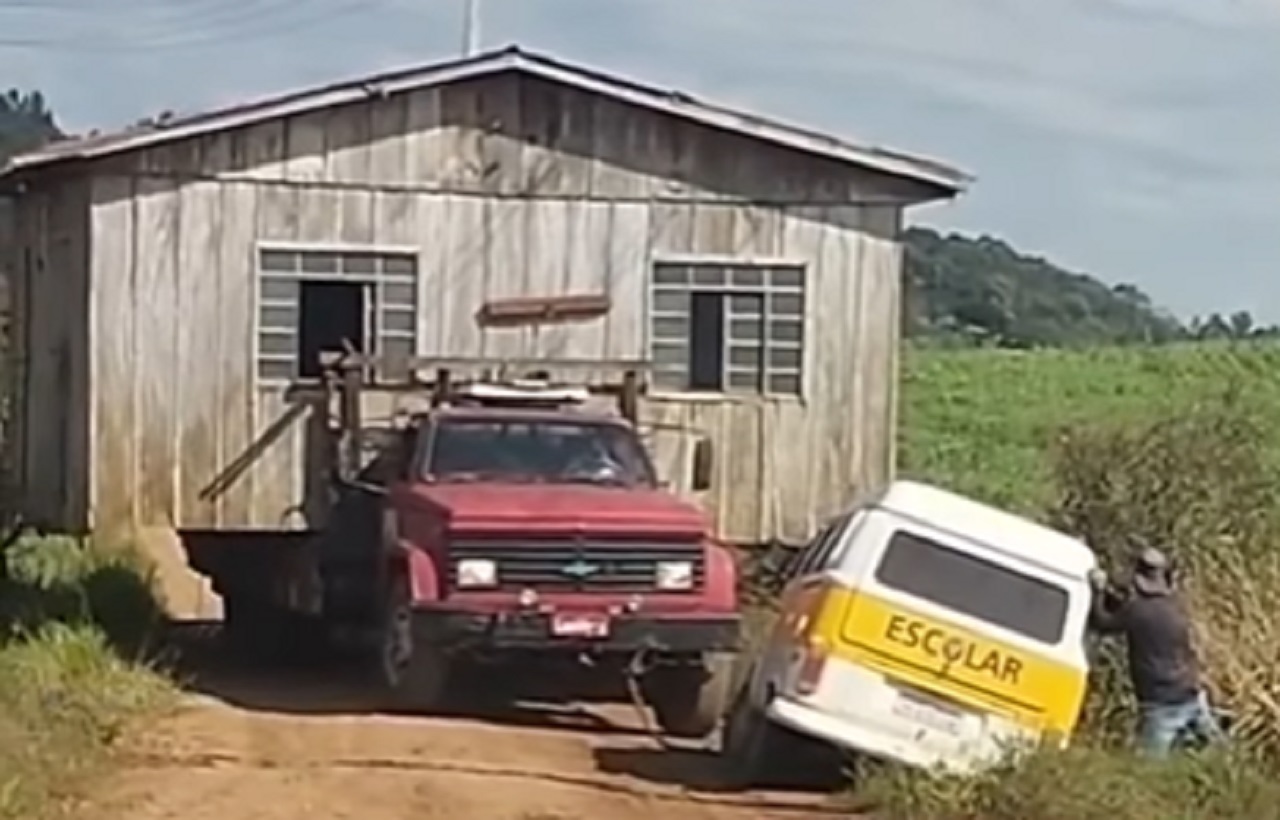 Caminhão antigo impressiona por conseguir levar casa e ainda desatolar Kombi