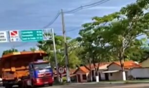 Caminhão de mineração derruba estrutura de sinalização