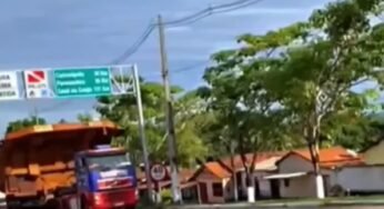 Caminhão de mineração derruba estrutura de sinalização