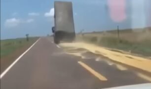 Caminhão derrama carga de soja na pista: veículo é flagrado rodando com a caçamba erguida