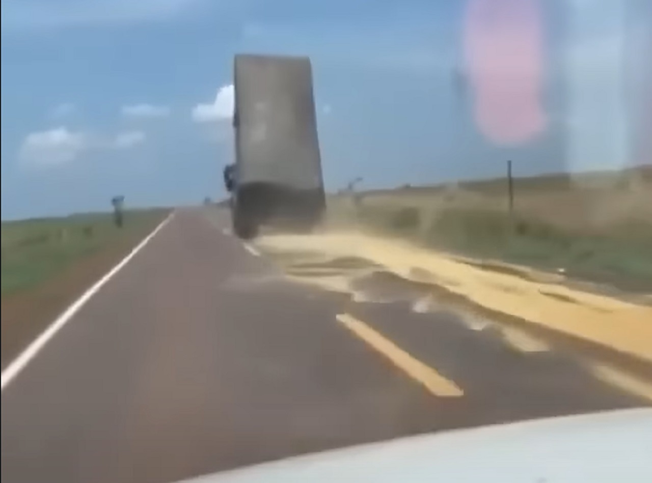 Caminhão derrama carga de soja na pista: veículo é flagrado rodando com a caçamba erguida