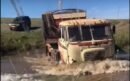 Caminhão enfrenta dificuldades ao atravessar rio