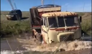 Caminhão enfrenta dificuldades ao atravessar rio
