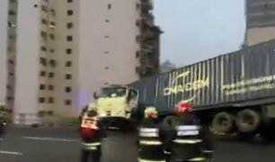 Caminhão fica pendurado Após colidir contra grade de proteção na Argentina