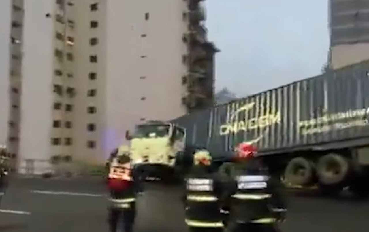 Caminhão fica pendurado Após colidir contra grade de proteção na Argentina