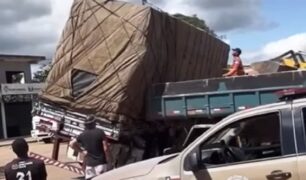 Caminhão tomba e caminhoneiro usa outro veículo para salvar a carga