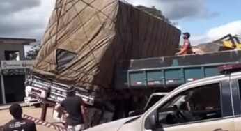 Caminhão tomba e caminhoneiro usa outro veículo para salvar a carga