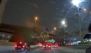 Caminhoneira perde controle de carreta na Marginal do Tietê e carga despenca sobre veículos