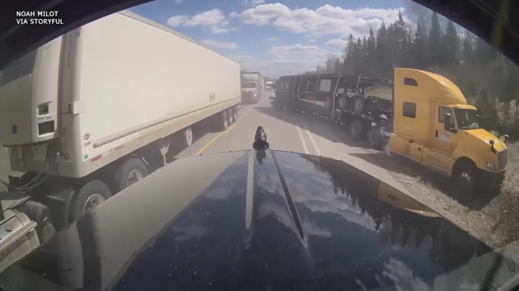 Caminhoneiro canadense evita acidente impressionante
