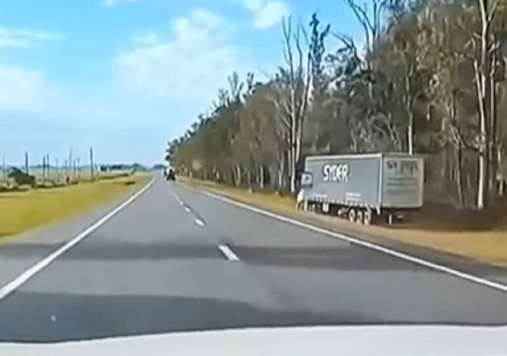 Caminhoneiro sai de rodovia, mas o desfecho do tráfego é surpreendente