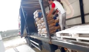 Caminhoneiro conta quanto um ajudante ganha por um caminhão carregado