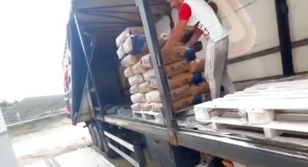 Caminhoneiro conta quanto um ajudante ganha por um caminhão carregado