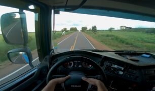 Caminhoneiro de 22 anos mostra sua rotina de trabalho