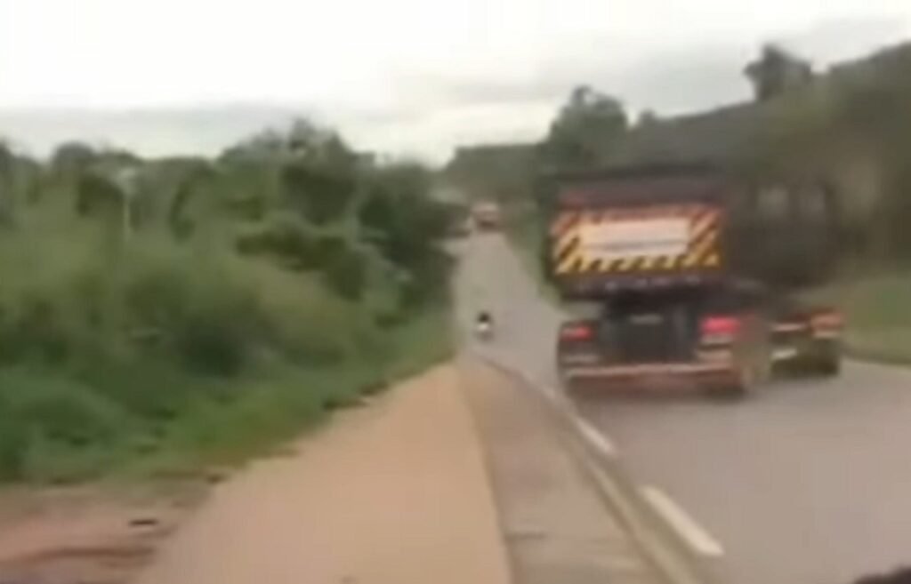 Caminhoneiro é flagrado realizando manobra perigosa e Quase atinge motociclista