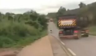 Caminhoneiro é flagrado realizando manobra perigosa e Quase atinge motociclista
