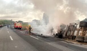 Caminhoneiro escapa de acidente com carreta em chamas na Fernão Dias