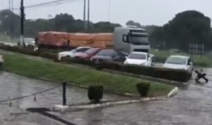 Caminhoneiro esquece de engatar freio de mão e o pior acontece em estacionamento