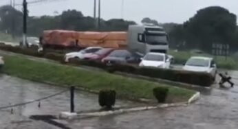 Caminhoneiro esquece de engatar freio de mão e o pior acontece em estacionamento