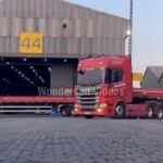 Caminhoneiro faz manobra incrível de ré com carreta 9 eixos