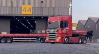 Caminhoneiro faz manobra incrível de ré com carreta 9 eixos