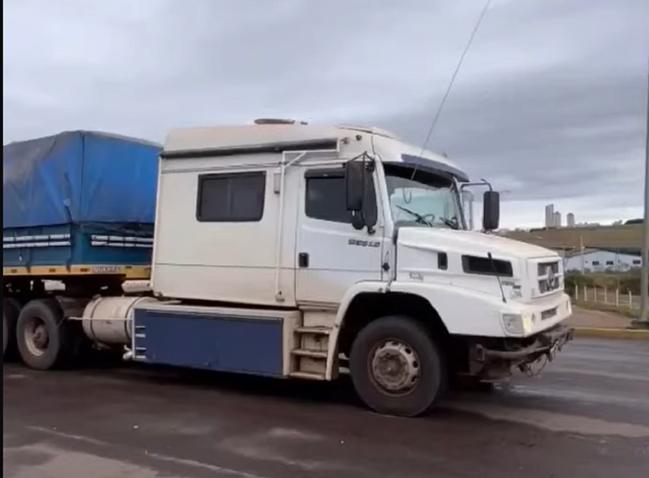 Caminhoneiro inova com cabine de caminhão avançada no Brasil