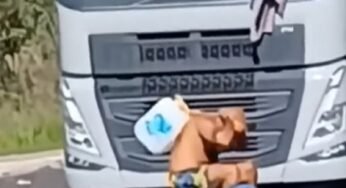 Caminhoneiro escapa por pouco de tragédia em enchente