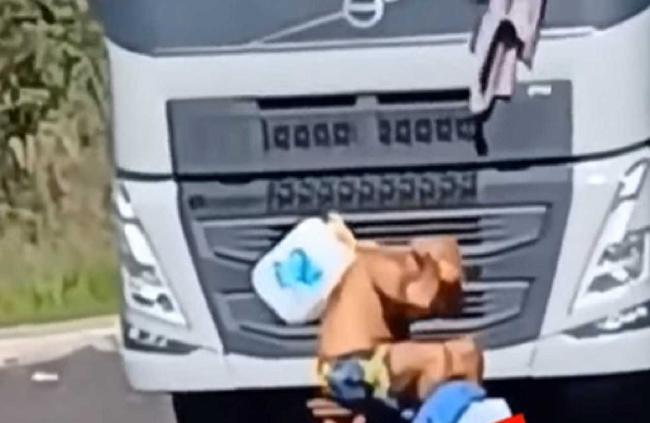 Caminhoneiro escapa por pouco de tragédia em enchente