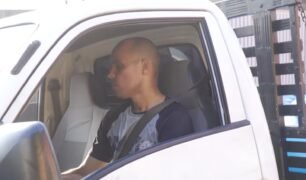 Caminhoneiro mostra profissão que divide com as estradas