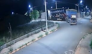 Caminhoneiro tomba veículo após fazer curva em alta velocidade