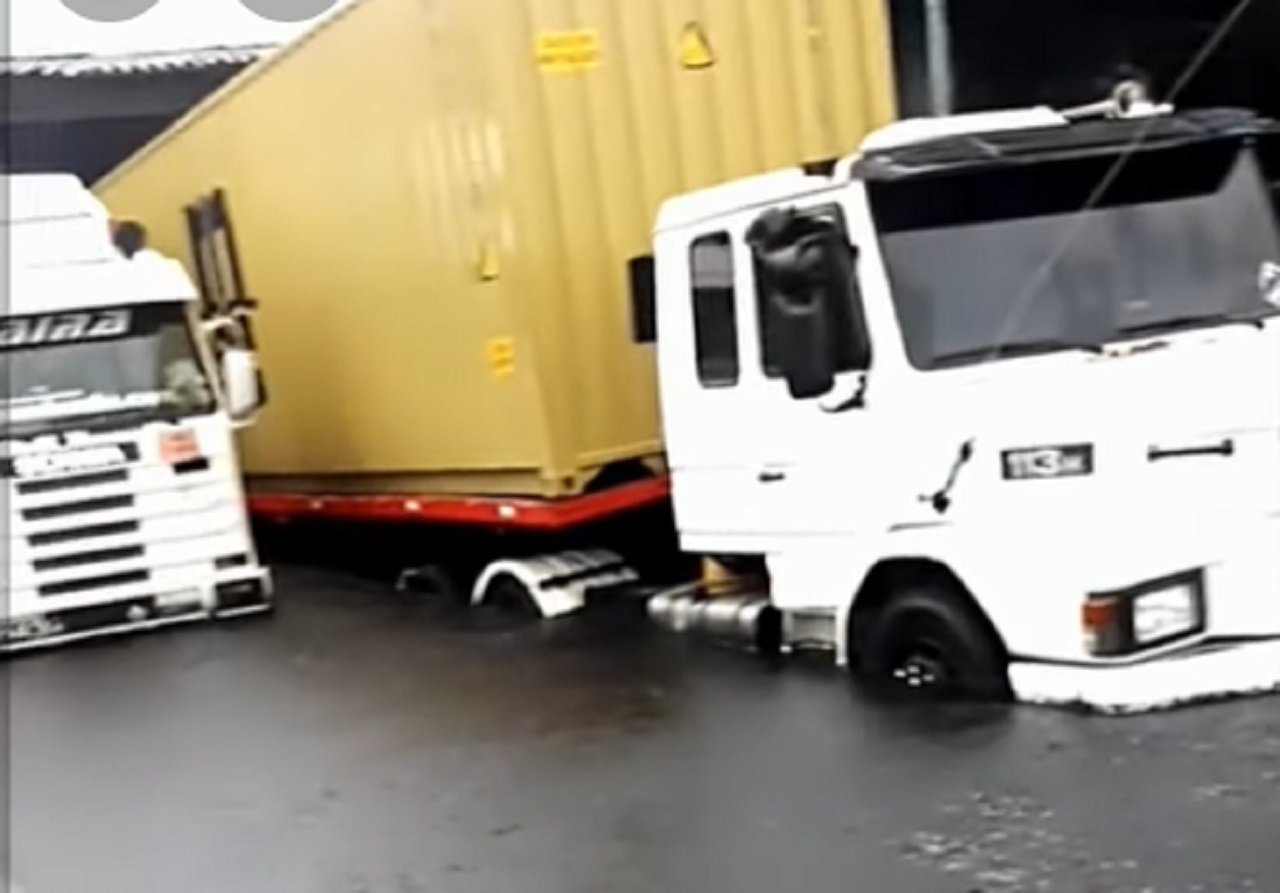 Caminhoneiros ficam com caminhões presos em cimento fresco