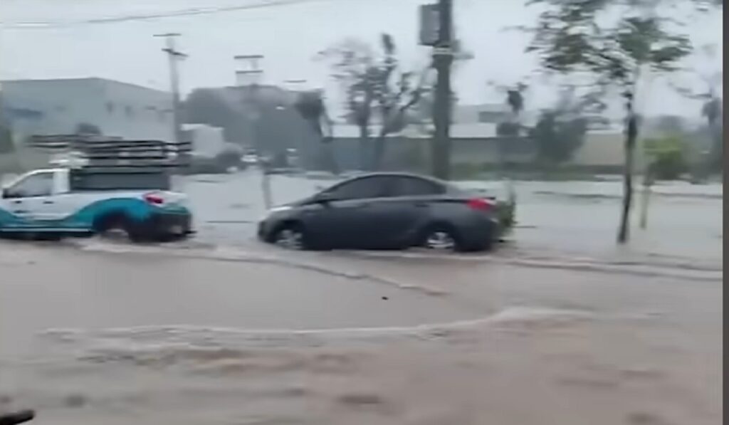 Caminhoneiros ficam ilhados no Rio Grande do Sul após as fortes chuvas