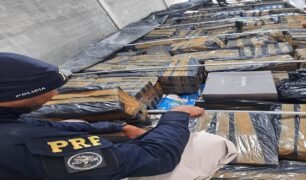 Carregamento de vinhos é encontrado dentro de carga de arroz em caminhão