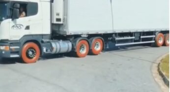 Carreta com pneus vermelhos chama atenção